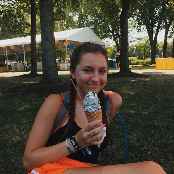 Meet your Posher! - Picture 5 of 6